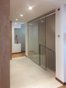 treviso pordenone udine venezia porte porta vetro porta tutto vetro con vetro fisso chiusura vano scale vetro float trasparente scorrevole maniglione acciaio vetri architettura alessandra rosso (30) 